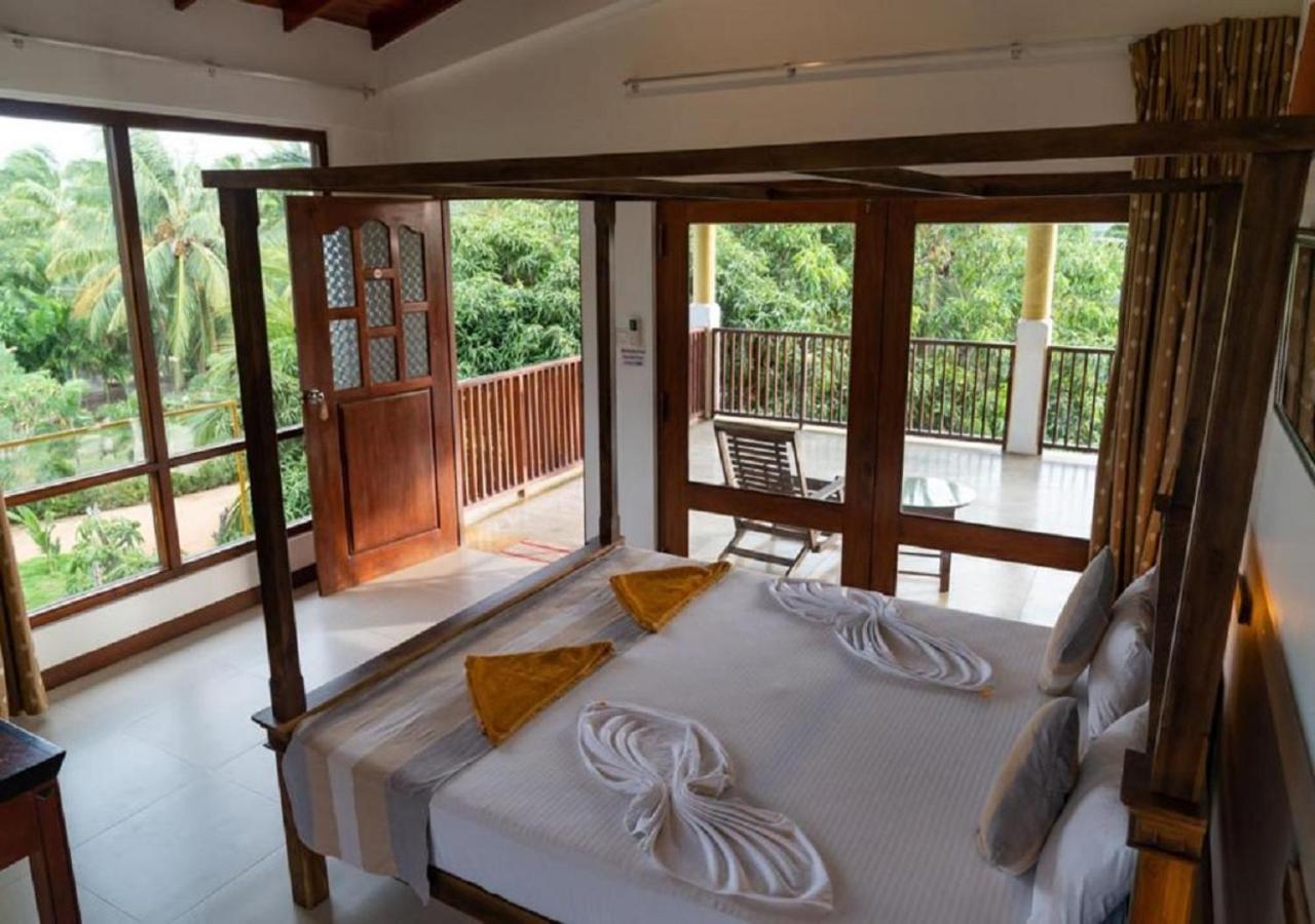 The Coconut Gardens Hotel & Restaurant 티사마하라마 외부 사진
