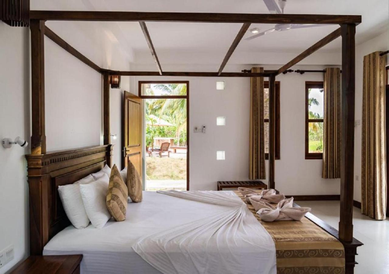 The Coconut Gardens Hotel & Restaurant 티사마하라마 외부 사진