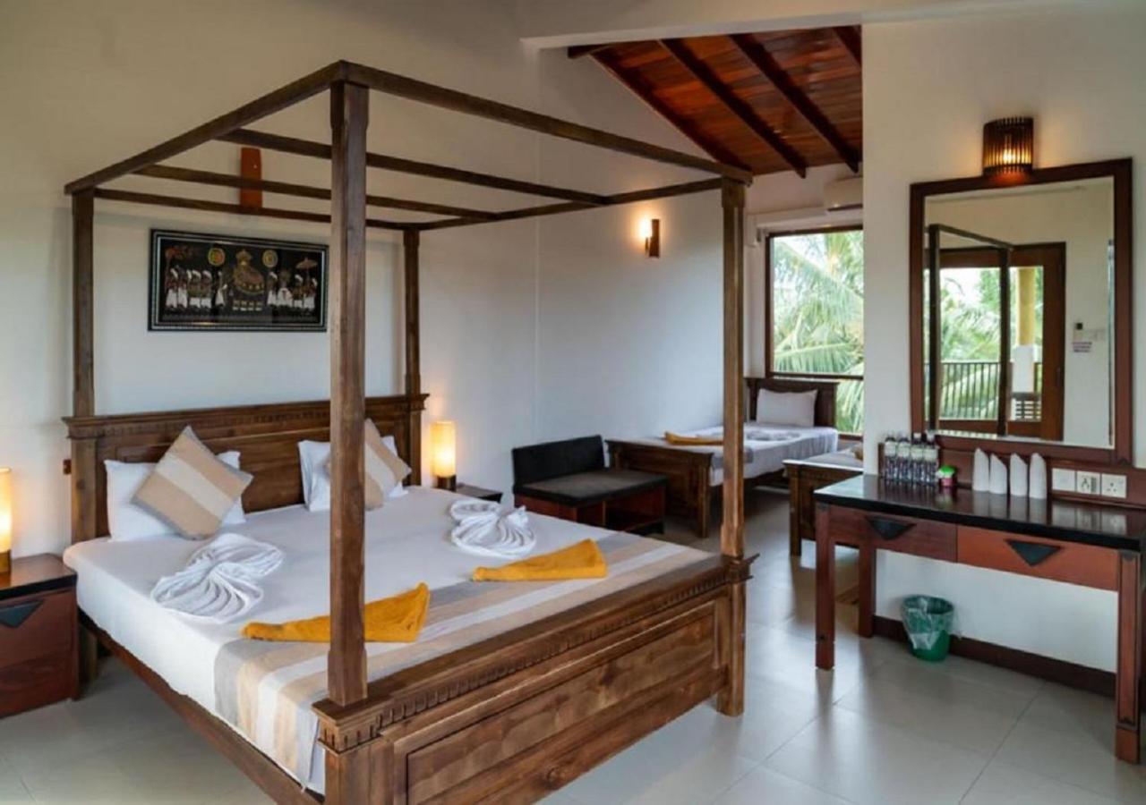 The Coconut Gardens Hotel & Restaurant 티사마하라마 외부 사진