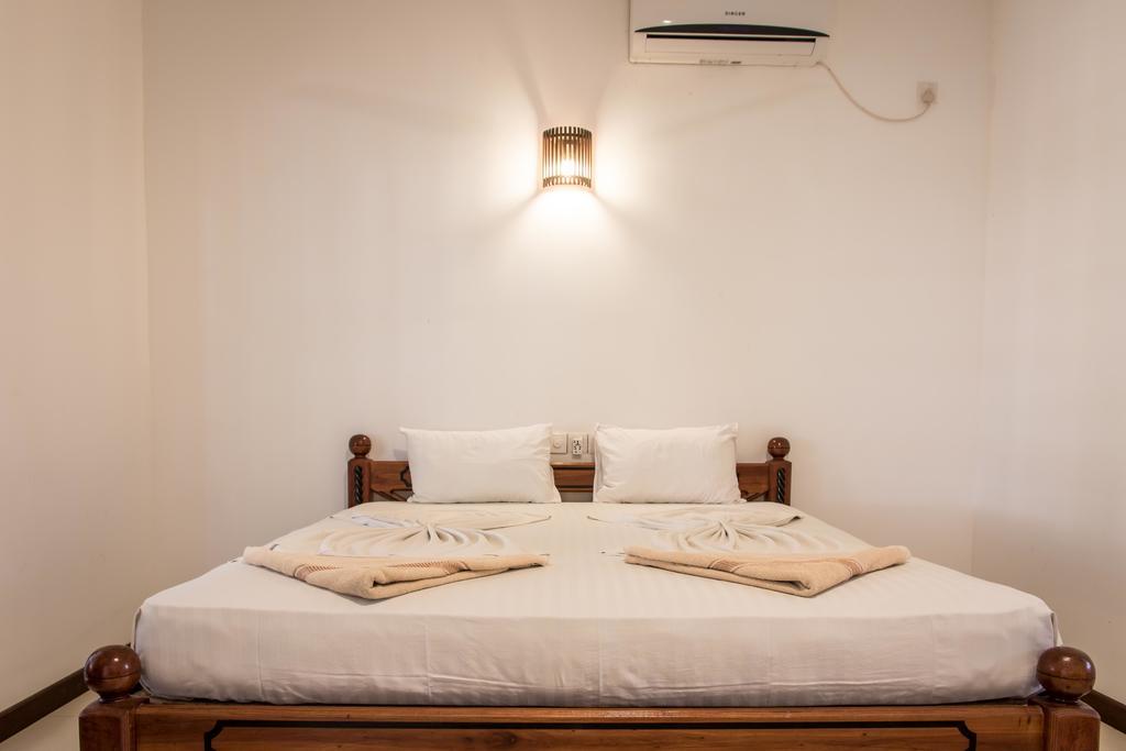 The Coconut Gardens Hotel & Restaurant 티사마하라마 외부 사진