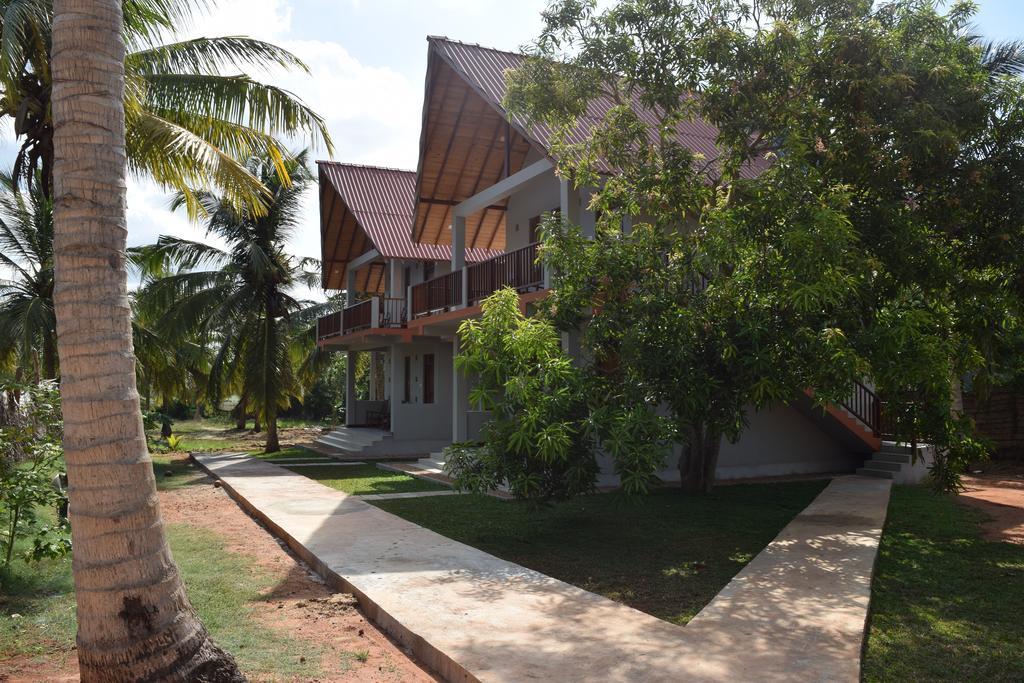 The Coconut Gardens Hotel & Restaurant 티사마하라마 외부 사진