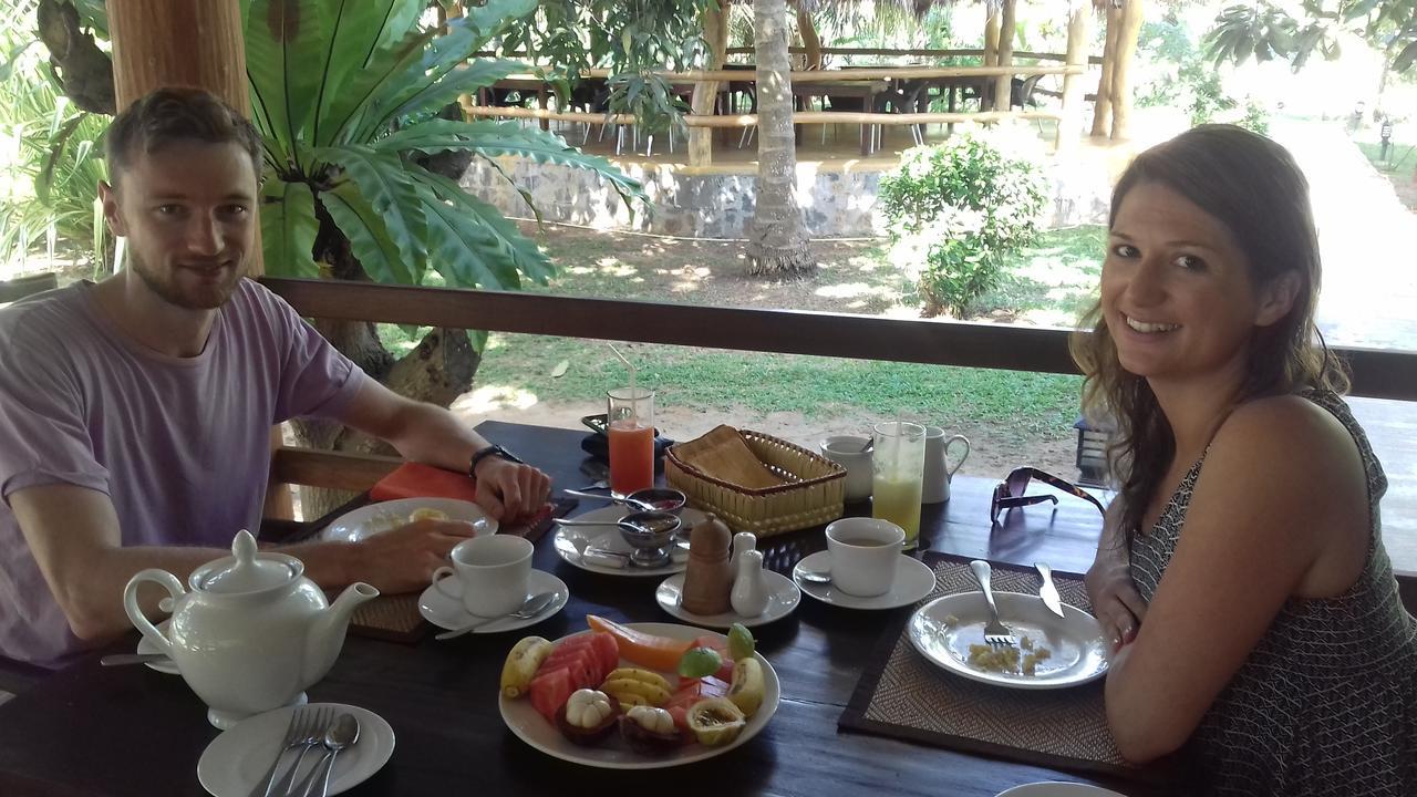 The Coconut Gardens Hotel & Restaurant 티사마하라마 외부 사진